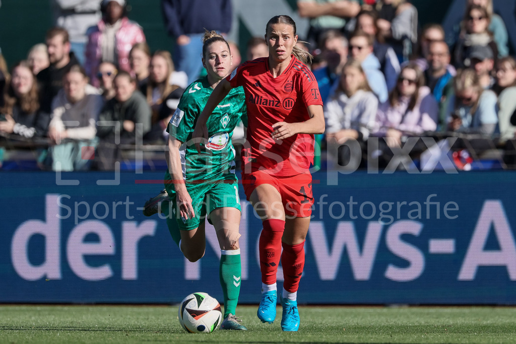 Fussball, Google Pixel Frauen-Bundesliga, SV Werder Bremen - FC Bayern München | v.li.: Saskia Matheis (SV Werder Bremen, 19) und Klara Bühl (FC Bayern München, 17) im Laufduell, Zweikampf, Duell, Dynamik, Aktion, Action, Spielszene, DIE DFB-RICHTLINIEN UNTERSAGEN JEGLICHE NUTZUNG VON FOTOS ALS SEQUENZBILDER UND/ODER VIDEOÄHNLICHE FOTOSTRECKEN. DFB REGULATIONS PROHIBIT ANY USE OF PHOTOGRAPHS AS IMAGE SEQUENCES AND/OR QUASI-VIDEO.