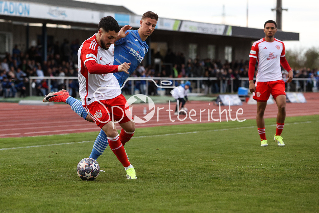 FV Illertissen - FC Bayern Amateure | Dion BERISHA (FCB #11) im Duell mit Nico FUNDEL (FVI #19) / Zweikampf