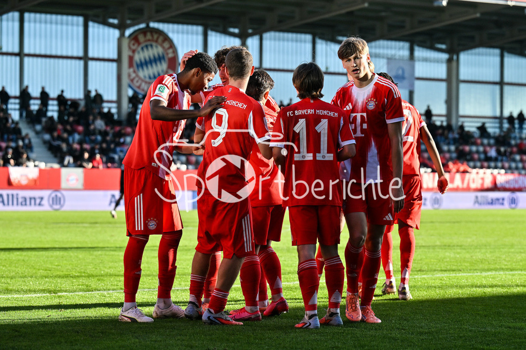 FC Bayern München U19 - Sporting Lissabon U19 | MUNICH, GERMANY - 09. DECEMBER: Jubel der Bayern nach dem Treffer zum 2-0 durch Maycon CARDOZO (FC Bayern München 7) / Tor / Torschuetze / Freude / Happy während dem Match zwischen der U19 des FC Bayern München und der U19 von Sporting Lissabon am 6. Spieltag der UEFA Youth League Ligaphase am FC Bayern Campus