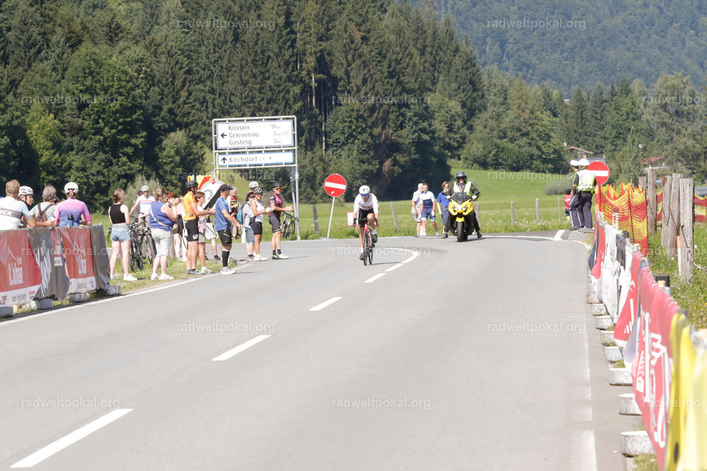 961_20230817_Bewerb_Maenner_Muehlanger | AUT - OESTERREICH, 2023-08-16: SPORT RENNRAD-FAHREN - 55. INTERNATIONALER RADWELTPOKAL IN ST. JOHANN IN TIROL  - Vintage-Radrennen mit WM-Bronze-Medaillen-Siegerin Christina Schweinberger, den Teilnehmer und Alexander Baumann (vom Orginastions-Team) - TAG 2 BEWERB MAENNER IN SECHS GRUPPEN  ; Foto: Roland Muehlanger