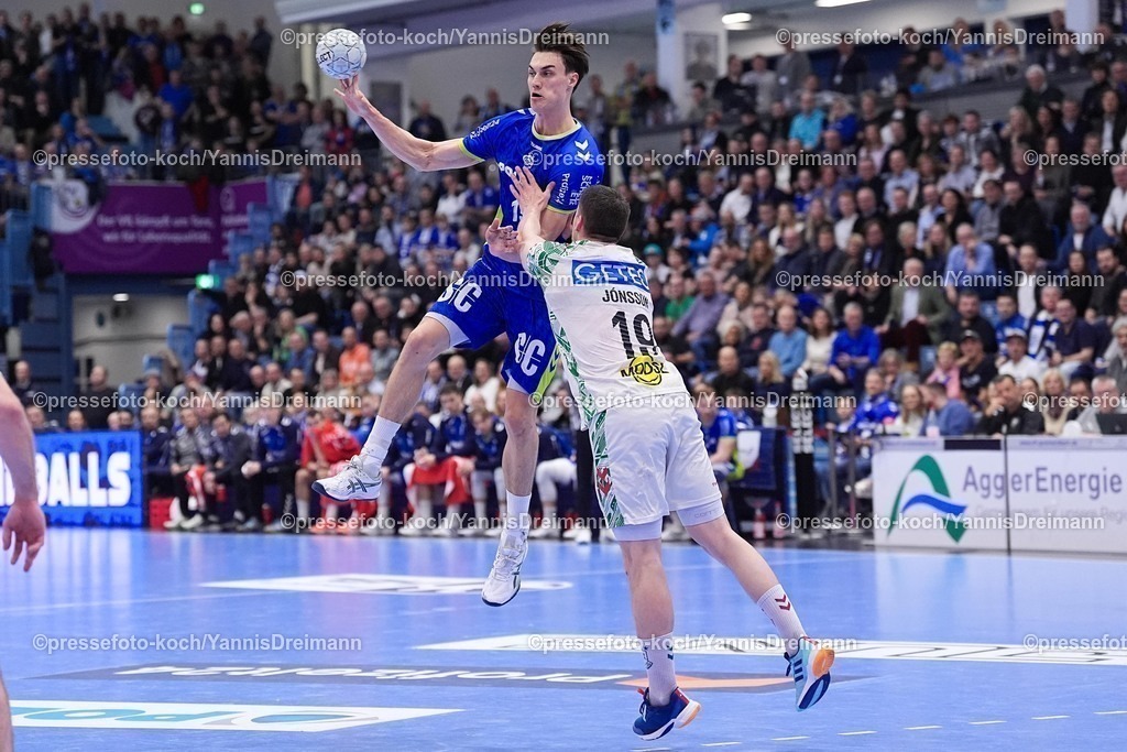xYDRx14122501009 | 14.12.2025, xydrx, Handball, 1.HBL, VfL Gummersbach - SC Magdeburg, Schwalbe-Arena: Miro Schluroff (VfL Gummersbach #15) im Zweikampf gegen Elvar Oern Jonsson (SC Magdeburg #19)Photo: xYannisxDreimannxPressefotoKochx