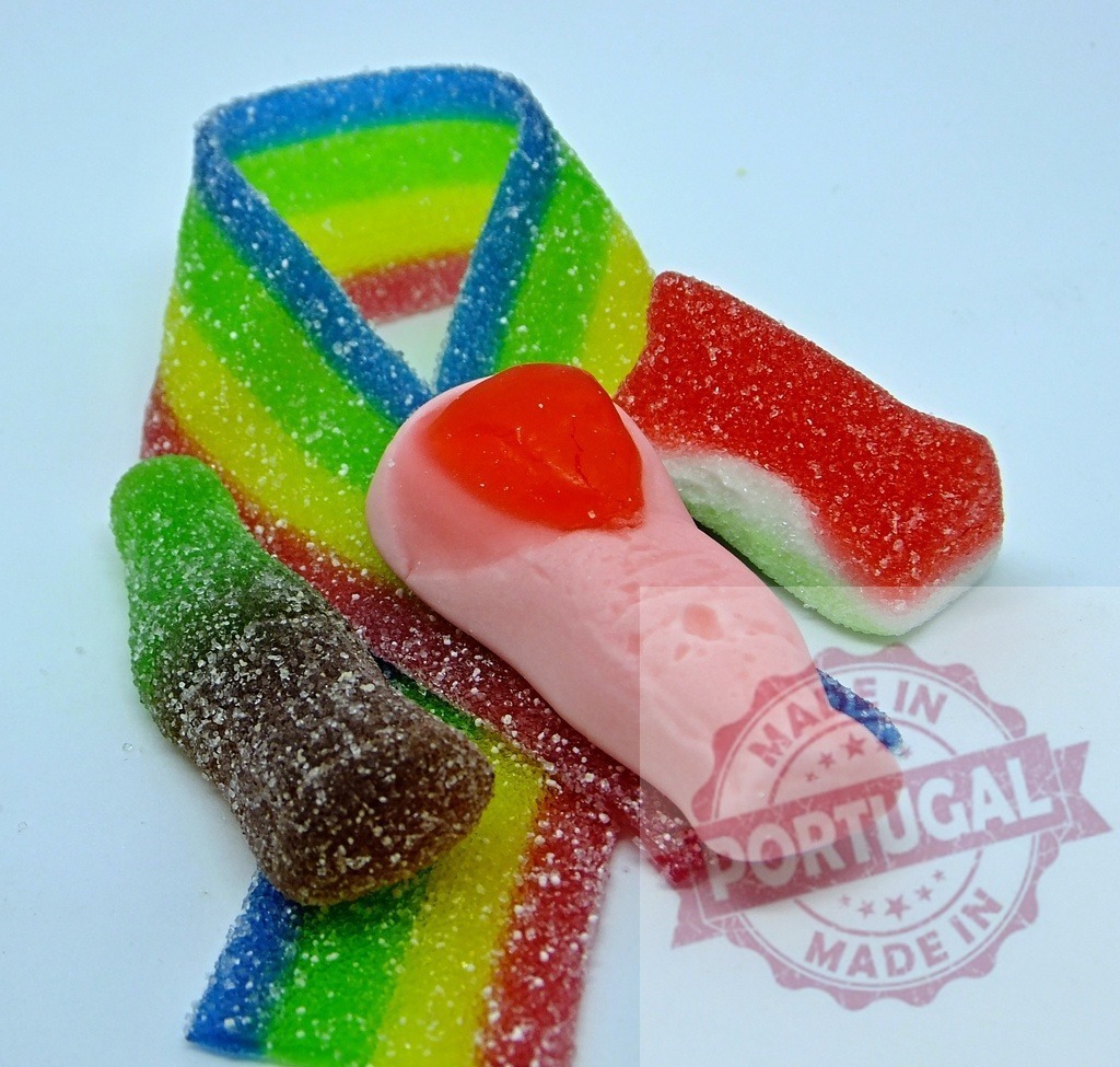 Colorful assorted gummy candy selection on white background | Assorted gummy candy pieces with sugar coating creating a sweet, colorful display - Realisiert mit Pictrs.com