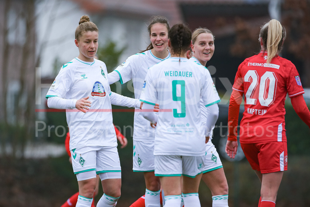 Fussball, Testspiel Frauen, SV Werder Bremen - FC Twente Enschede | v.li.: Spielerinnen des SV Werder Bremen  mit Torjubel, Jubel, jubeln, jubelt, optimistisch, Spielszene, Highlight, Freude über das Tor zum
