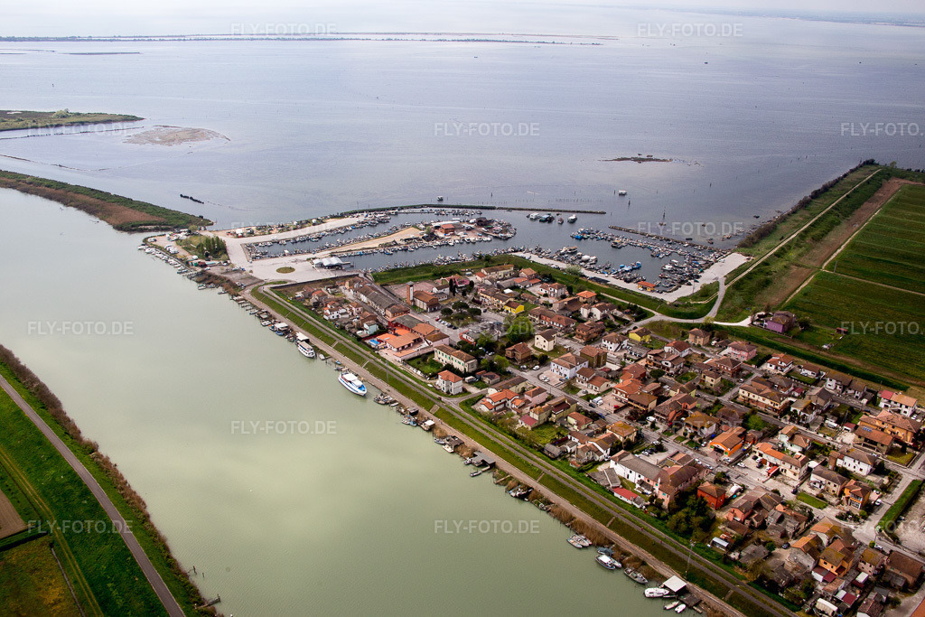 Luftbild: Fluß- Uferbereichen der Pomündung in Gorino in Emilia-Romagna im Ortsteil Gorino in Goro im Bundesland Ferrara in Italien. Foto: IMG_087646.jpg vom 09.04.2016 durch Werner Riehm/FLY-FOTO.de