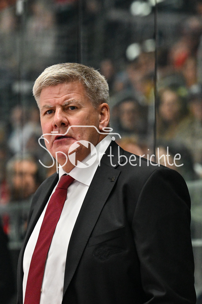 Augsburger Panther - Adler Mannheim | im Bild Bill PETERS Trainer Augsburger Panther / Einzelfoto / Freisteller / DEL: Augsburger Panther - Adler Mannheim; Curt Frenzel Stadion am 14.09.2025