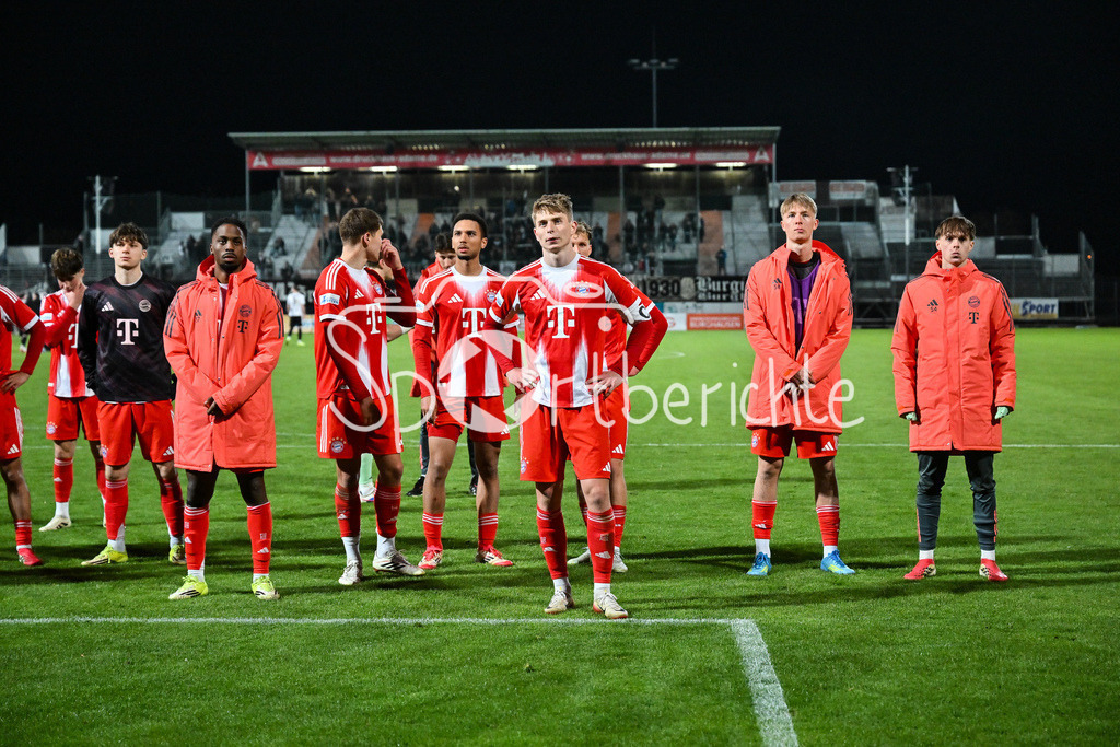 SV Wacker Burghausen - FC Bayern Amateure | BURGHAUSEN, GERMANY - 01. APRIL: die Spieler der kleinen Bayern bedanken sich bei den Fans nach dem Match zwischen dem SV Wacker Burghausen und den Amateuren des FC Bayern München am 26. Spieltag der Regionalliga Bayern im Flatbuy Stadion