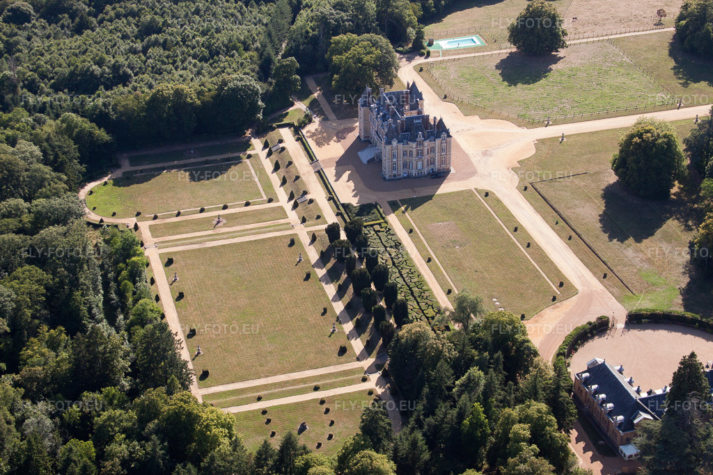 Vue aérienne: Le Domaine de la Pierre à Coudrecieux dans le département Sarthe, France. Photo: IMG_20137.jpg prise le 31/07/2009 par Werner Riehm/FLY-FOTO.euRésolution de l'original: 4620 x 3080 px
