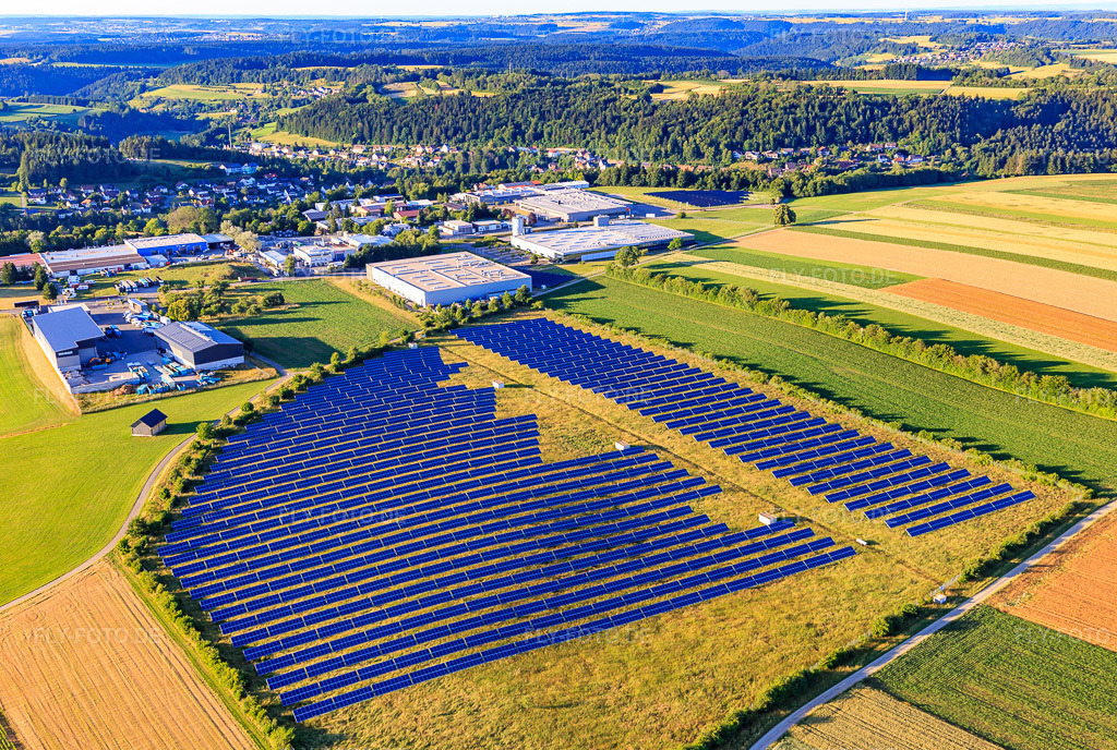 Luftbild: Freiflächen Photovoltaikanlage vor dem Industriegebiet Oberwiesachstraße im Ortsteil Betzweiler in Loßburg im Bundesland Baden-Württemberg in Deutschland. Foto: IMG_148959.jpg vom 28.06.2025 durch Werner Riehm/FLY-FOTO.de