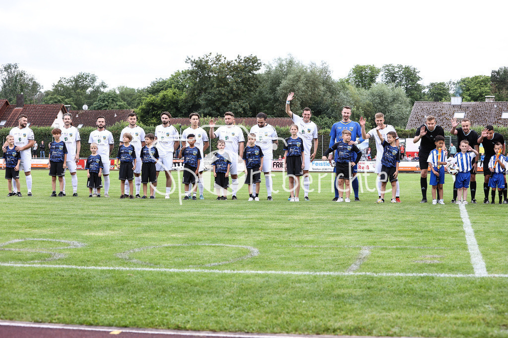 SSV Dillingen - FC Bayern Amateure | Das Team des SSV Dilligen begruesst die Zuschauer im Donaustadion