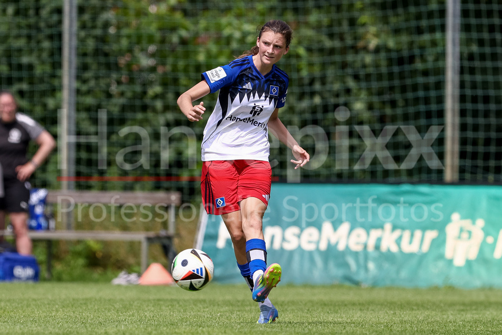Fussball, Testspiel Frauen, Hamburger SV - Holstein Kiel | Lotta Wrede (Hamburger SV, 32) am Ball, Freisteller, Einzelbild, Ganzkörper, Aktion, Action, Spielszene