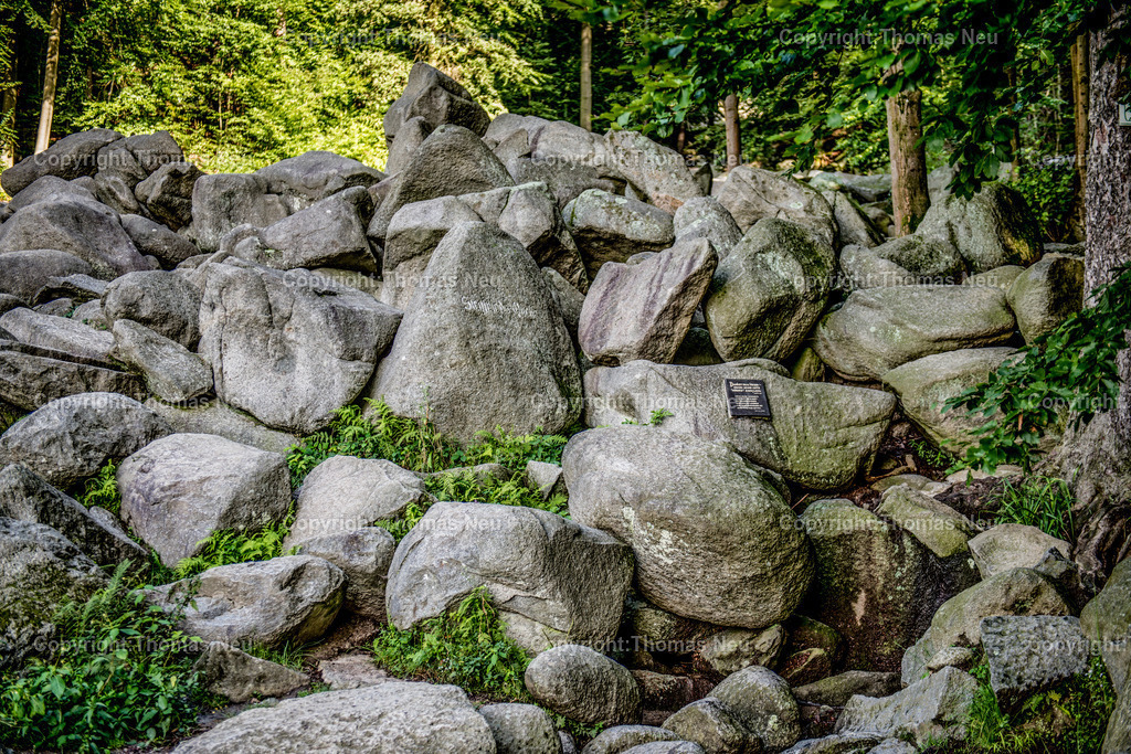 felsenmeer-odenwald-granitbloecke-reichenbach-lautertal_Touristenattraktion_Fotografie-Thomas-Neu-13 | Das Felsenmeer in Reichenbach (Lautertal) im Odenwald ist eine der beliebtesten Touristenattraktionen in ganz Hessen. Schon in der Römerzeit wurden hier Steine behauen, die Reste des römischen Steinbruchs sind noch zu sehen, besonders die Riesensäule ist eine Attraktion,