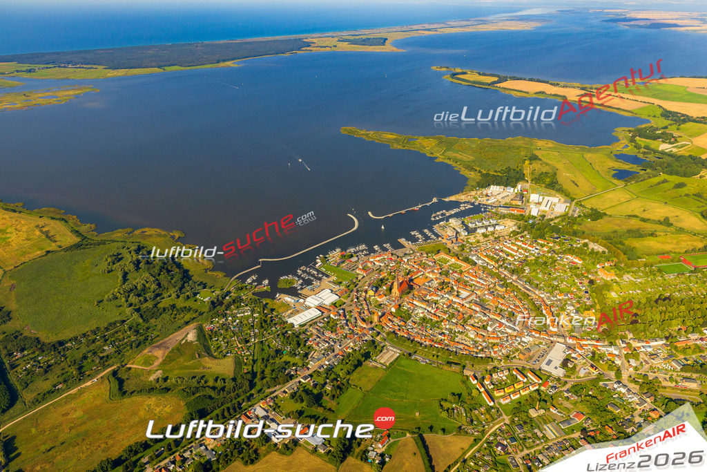 Luftaufnahme Ansicht mit Bodden Barth - Die Luftaufnahme wurde 2025 vom UL-Flugzeug heraus erstellt ( ohne Drohne ) - Hochauflösende Luftaufnahme - für professionelle Ausdrucke geeignet. Die Geschenkidee !Mit Lizenz und Bildrechte bestellbar