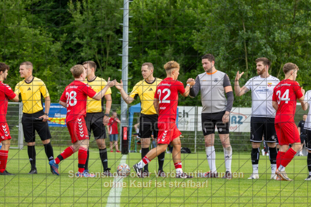 20250616_182820_0084 | #,  TV Eybach (weiß) vs. 1.FC Donzdorf II (rot), Fussball, Entscheidungsspiel 3 in Kreisliga A3 - Bezirk Neckar/Fils, Saison 2024/2025, Rasensportplatz, Staufenecker Str. 41, 73084 Salach, 16.06.2025 - 18:30 Uhr,Foto: PhotoPeet-Sportfotografie/Peter Harich