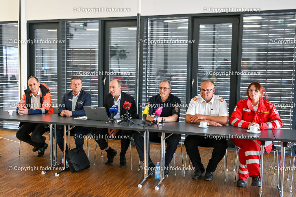 Pressekonferenz Ansfelden_ Gasexplosion_ 28.06.2023-2 | 28.06.2023 Pressekonferenz, Ansfelden Gasexplosion, im Bild Christoph Kolmer (Sachverstaendiger Geologie), Christian Partoll ( FP, Bgm. Ansfelden), Manfred Hageneder (Bezirkshauptmann Linz Land), Manfred Rauch (Oberst, Bezirkspolizeikommandant), Helmut Foedermayr (Bezirksfeuerwehrkommandant OBR), Claudia Engertsberger (NFS Rotes Kreuz)