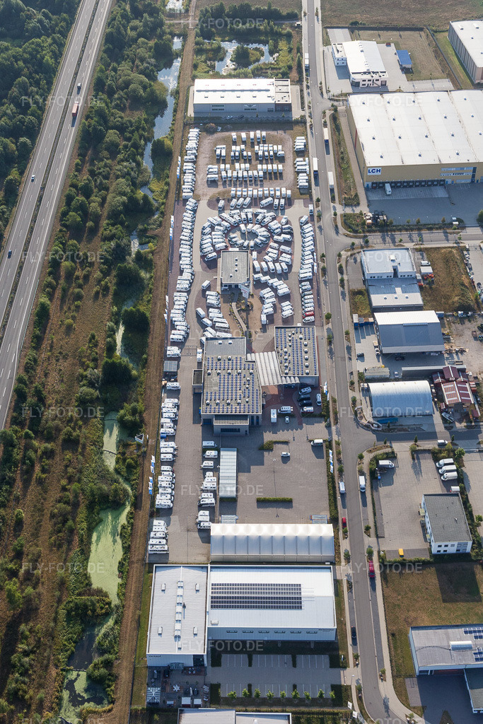 Luftbild: Ausstellung des Wohnmobilhändlers Freizeit-Center Albrecht GmbH Co. KG (Luhe) im Ortsteil Luhdorf in Winsen im Bundesland Niedersachsen in Deutschland. Foto: IMG_110326.jpg vom 18.08.2018 durch Werner Riehm/FLY-FOTO.de