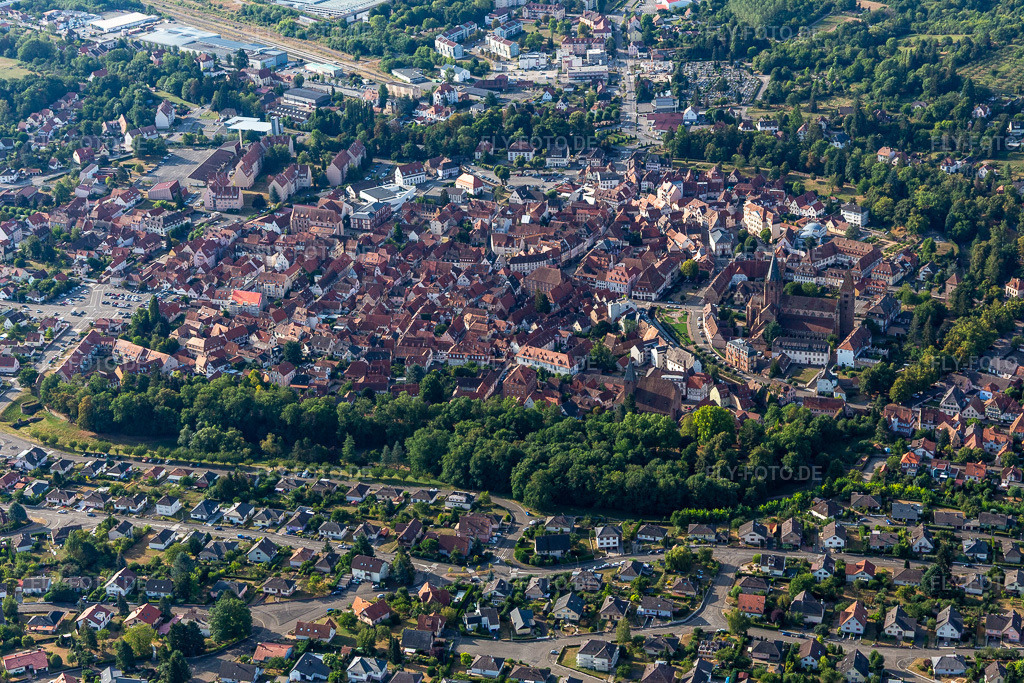 Luftbild:  in Wissembourg im Bundesland Bas-Rhin in Frankreich. – Foto: IMG_134267.jpg vom 29.08.2022 durch Werner Riehm/FLY-FOTO.de – Auflösung des Originals: 5472 x 3648 px – la ville de Wissembourg (Alsace - France)