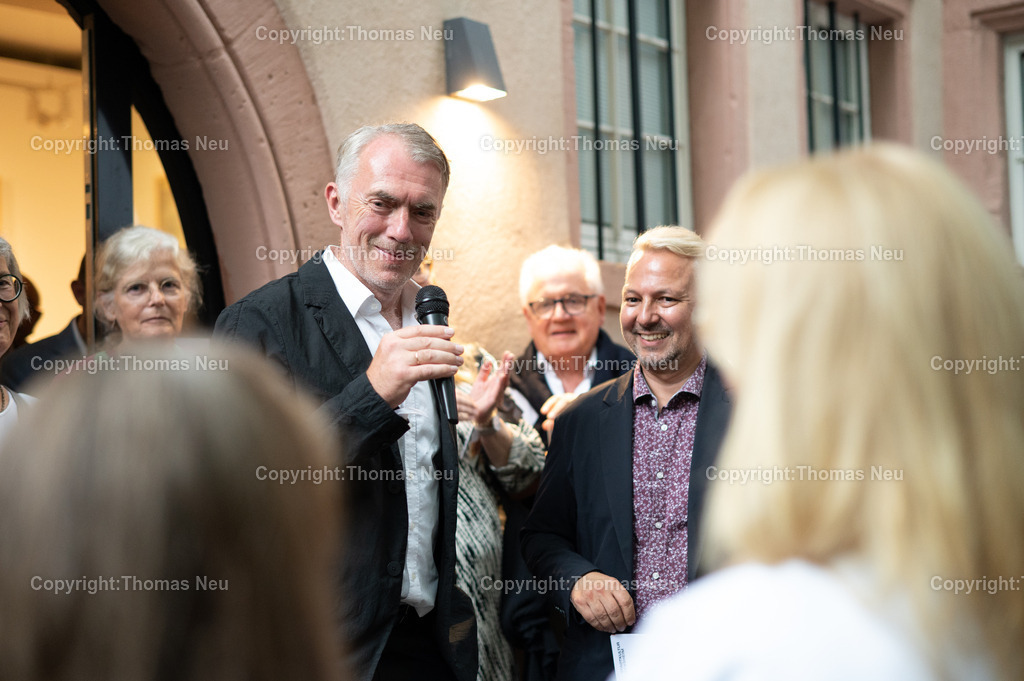 Neo-rauch-Ausstellung-museum-bensheim-art-2024060_Fotografie_Thomas_Neu | 6.7.2024, bbe, Museum Bensheim, Ausstellung Neo Rauch "im Papiergrund", hier im Dialog mit Museumsleiter Dr. Jan Christoph Breitwieser,, Bild: Thomas Neu