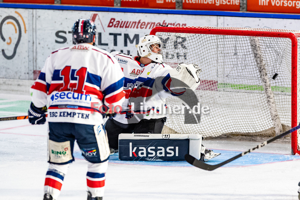 Testspiel TSV Peißenberg Miners vs ESC Kempten Sharks | Eishockey Bayernliga Vorbereitung 2023/2024, Testspiel TSV Peißenberg Miners vs ESC Kempten Sharks
Einschlag in das Tor von Jakob NERB (Goali Sharks 52),
2023-09-10 in Peißenberg (Eisstadion)
52 Jakob NERB (Goali Sharks 52), 11 Timo SCHIRRMACHER (Sharks 11)
Copyright: FotoLindnerWJL