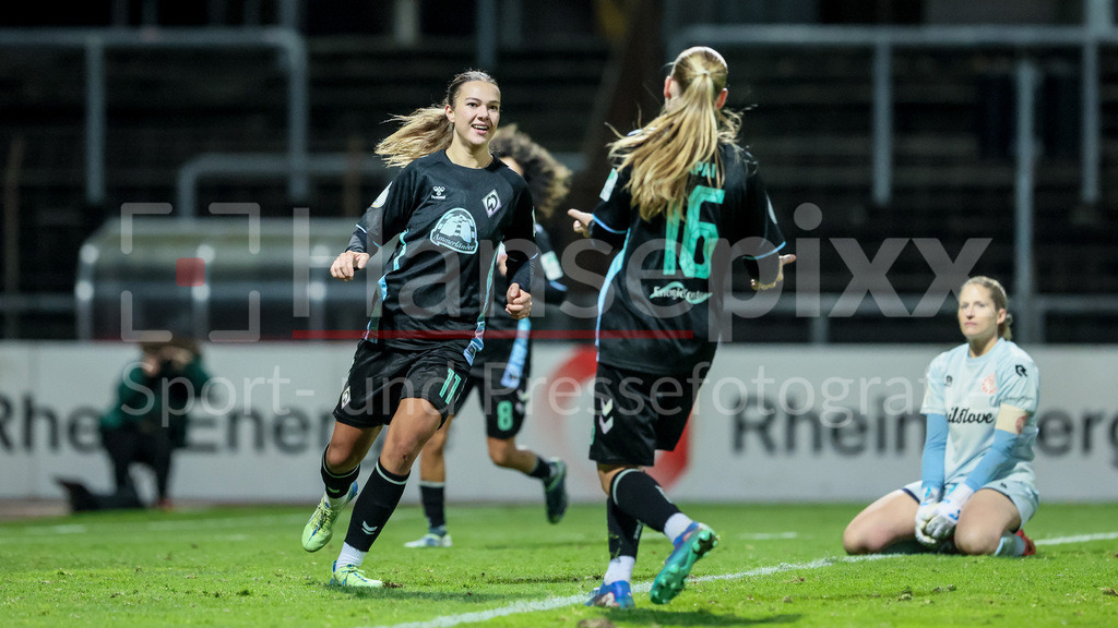 Fussball, DFB-Pokal Frauen, SC Fortuna Köln - SV Werder Bremen | v.li.: Torschützin Maja Sternad (SV Werder Bremen, 11) und Emöke Papai (SV Werder Bremen, 16) mit Torjubel, Jubel, jubeln, jubelt, optimistisch, Spielszene, Highlight, Freude über das Tor zum 0:2, DIE DFB-RICHTLINIEN UNTERSAGEN JEGLICHE NUTZUNG VON FOTOS ALS SEQUENZBILDER UND/ODER VIDEOÄHNLICHE FOTOSTRECKEN. DFB REGULATIONS PROHIBIT ANY USE OF PHOTOGRAPHS AS IMAGE SEQUENCES AND/OR QUASI-VIDEO.