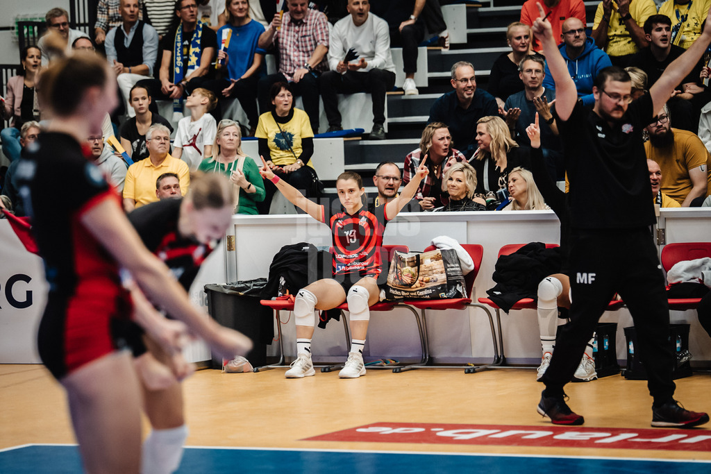 Volleyball | Frauen | Saison 2025/2026 | Volleyball Bundesliga | SSC Palmberg Schwerin vs. ETV Hamburger Volksbank Volleys | 18.10.2025 | Sarah Stiriz (#19, ETV Hamburger Volksbank Volleys) jubelt von der Bank aus