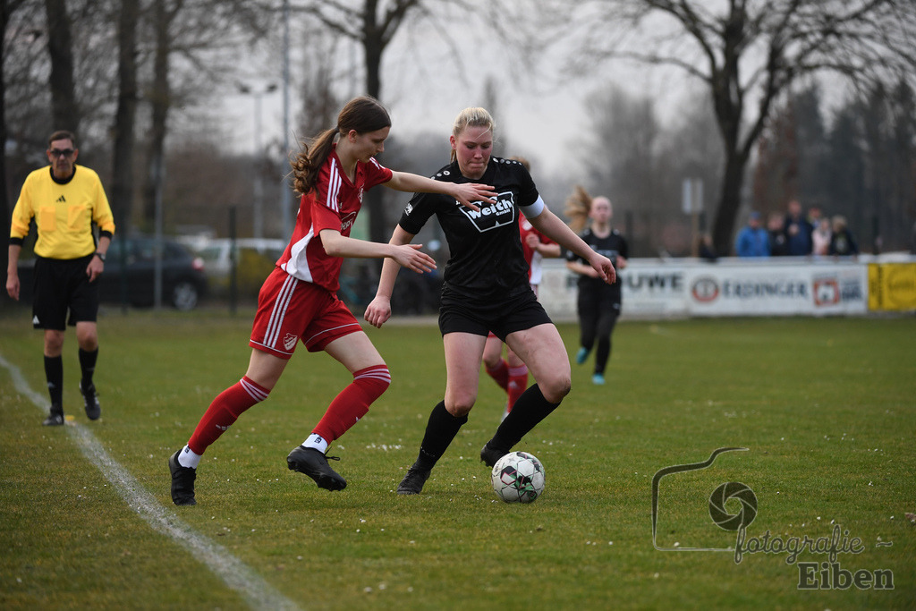 SG am Meer-SpVG Aurich U20 | Bezirksliga Frauen Nord; SG am Meer (schwarz)-SpVG Aurich U20 (rot) am 23.03.2025; in Gristede (Fehrenkampstr. 2a), Photo: Philip Eiben 2025 - Realisiert mit Pictrs.com