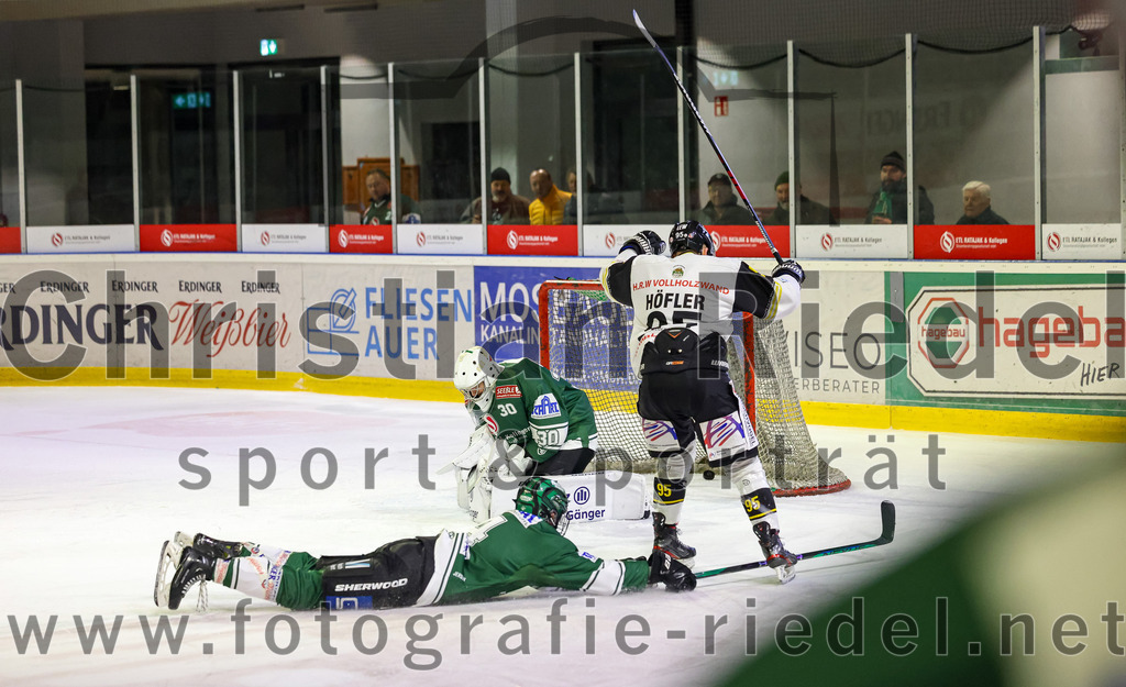 2023-11-17_019_TSV_Erding_gegen_EA_Schongau | Erding, Deutschland, 17.11.2023:
Eishockey, Bayernliga Vorrunde 2023 / 2024, 10. Spieltag, TSV Erding gegen EA Schongau, Endergebnis: 12:4

Paul Wallek (Erding Gladiators, #44), Florian Höfler (EA Schongau, #95), Torwart Patrick Mayer (Erding Gladiators, #30)

Foto: Christian Riedel / fotografie-riedel.net
