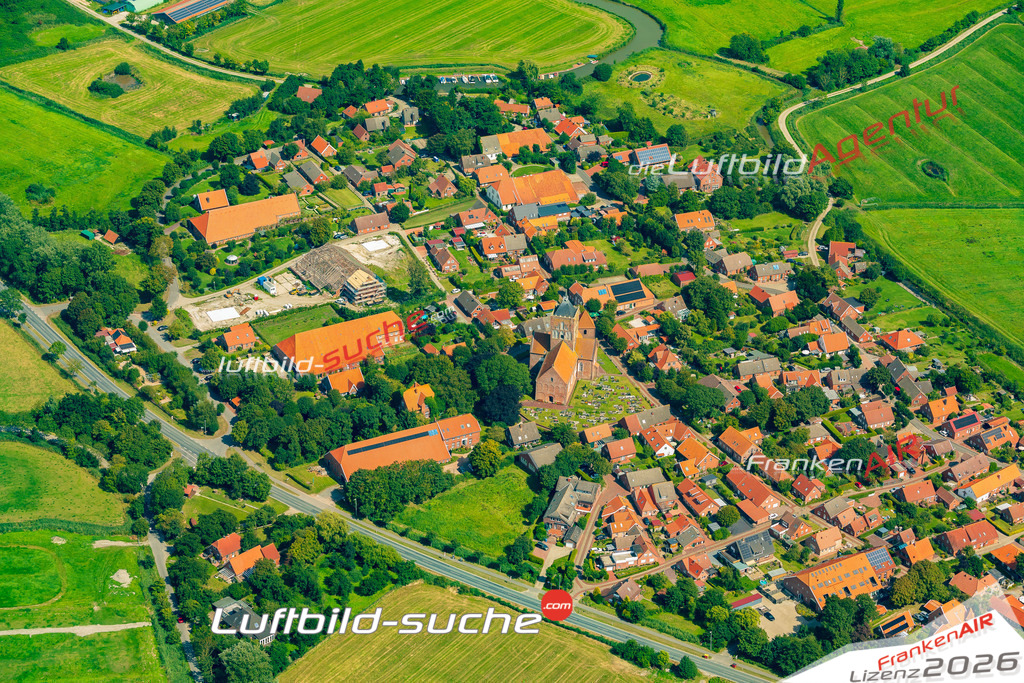 Schrägluftbild  Pilsum Kirche  Krummhörn - Das Luftbild wurde 2025 vom UL-Flugzeug heraus erstellt (ohne Drohne- keine Drohnenaufnahme ) - Hochauflösende Luftaufnahme -Nicht vergleichbar mit Google Maps oder Satelittenbilder- Die Geschenkidee !Mit Lizenz und Bildrechte bestellbar