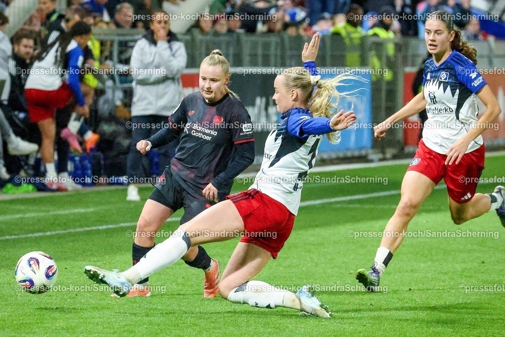 xsscx05112501011 | 05.11.2025, xsscx, Frauen Fuﬂball, Bayer 04 Leverkusen - Hamburger SV, Saison 2025 2026: Vanessa Fudalla (Bayer 04 Leverkusen #21) im Zweikampf gegen Mia Buechele (Hamburger SV #17) DFB regulations prohibit any use of photographs as image sequences and or quasi-video.