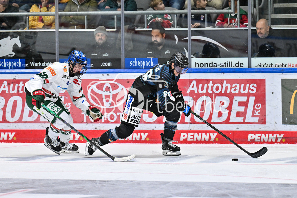 Augsburger Panther - Steinback Black Wings Linz | im Duell Liron PELLIZZARI (Augsburger Panther 60) und Stefan GAFFAL (Black Wings Linz 66) / Zweikampf / Testspiel: Augsburger Panther - Steinback Black Wings Linz; Curt Frenzel Stadion am 05.09.2025
