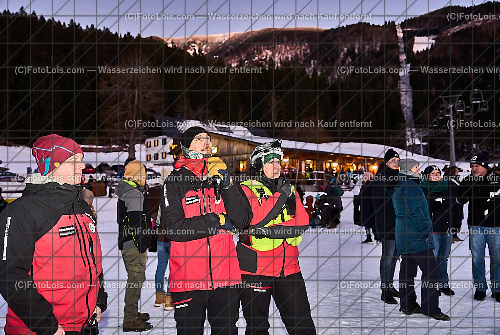 _ALP8117_NACHTderBALLONE_Lackenhof_Bergrettung | ... mit dem Ballonsportclub Ötscherland aus Wieselburg, der Bergrettung Lackenhof mit einer Schauübung, der Perchtengruppe 'Gaminger Ötscherteufeln' und dem Musikverein Lackenhof, So 28. Dezember 2025.          Die Bergrettung zeigte in der Schauübung verschiedene Herangehensweisen zur Personensuche und Rettung.                            Im Bild: Hundeführer Richard Schmid, Michael Stulik als Kommentator und Susanne Gerstl als Übungs-Einsatzleiterin.