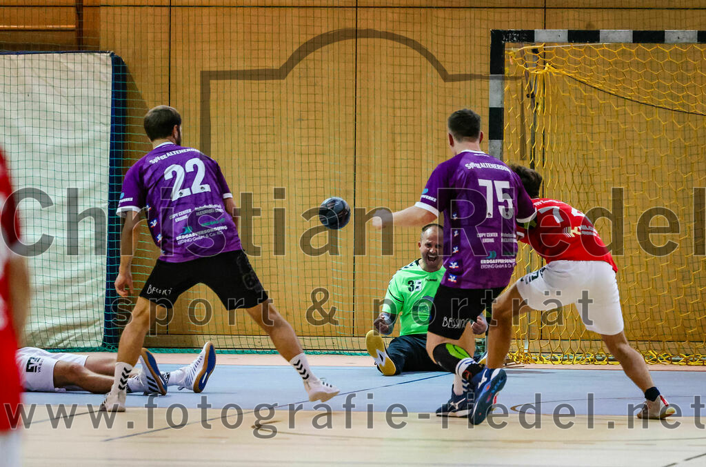 2023-10-21_007_SpVgg_Altenerding_III_gegen_TSV_Taufkirchen-Vils | Erding, Deutschland, 21.10.2023:
Handball, Bezirksklasse Männer Staffel Ost 2023 / 2024, 4. Spieltag, SpVgg Altenerding III gegen TSV Taufkirchen/Vils, Endergebnis: 27:32

Thomas Peteranderl (SpVgg Altenerding, #22), Christopher Schindler (SpVgg Altenerding, #35), Mike Göthe (SpVgg Altenerding, #75), Julian Mühlenbeck (TSV Taufkirchen/Vils, #74)

Foto: Christian Riedel / fotografie-riedel.net