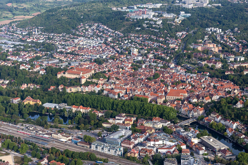 Luftbild: Ortsansicht der Straßen und Häuser der Wohngebiete in Tübingen im Bundesland Baden-Württemberg in Deutschland. Foto: IMG_008588.jpg vom 27.08.2020 durch Werner Riehm/FLY-FOTO.de