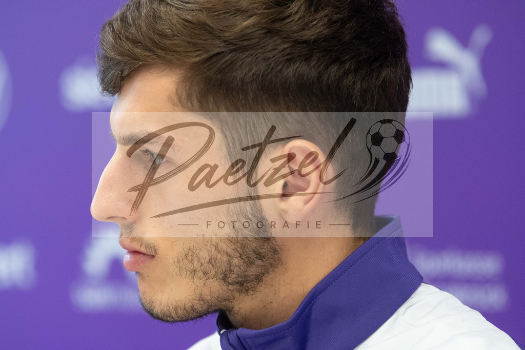 20200219_PKOSNA_0021 | Fussball, Herren: Bashkim Ajdini (VfL Osnabrueck) schaut waehrend der Pressekonferenz des VfL Osnabrueck im Presseraum des Stadion an der Bremer Bruecke am 19.02.2020 in Osnabrueck, Deutschland. - Realisiert mit Pictrs.com