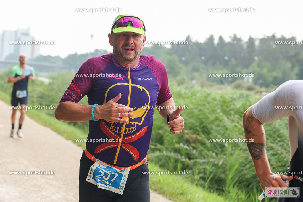 LUR_1478 | 34. M-net Erlanger Triathlon 2025 #erlangertriathlon  #mnettriathlon2025 #mnettriathlon #team #olympischedistanz #mitteldistanz #triathlon #maindonaukanal  #erlangertriathlon2025 #yourpictrs #tv1848 #tv1848erlangen  #triathlonbayern #sportinerlangen #demsportverbunden #sportshot_your_pictrs Copyright: www.sportshot.de