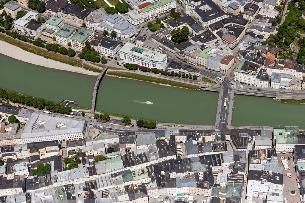 dr__0100145.jpg | SALZBURG 13.06.2023 Gebäudekomplex der Hotelanlage " Hotel Sacher Salzburg " an Flußverlauf der Salzach an der Straße Elisabethkai in Salzburg in Österreich. 