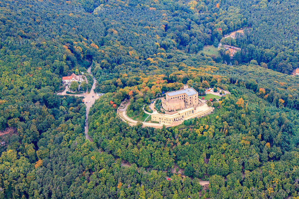 Luftbild: Hambacher Schloss von Süden im Ortsteil Diedesfeld in Neustadt im Bundesland Rheinland-Pfalz in Deutschland. Foto: IMG_60085.jpg vom 08.10.2013 durch Werner Riehm/FLY-FOTO.deAuflösung des Originals: 4752 x 3168 pxStiftung Hambacher SchlossStiftung Hambacher Schloss | Das Hambacher Schloss ist eine lebendige Stätte deutscher und europäischer Demokratiegeschichte