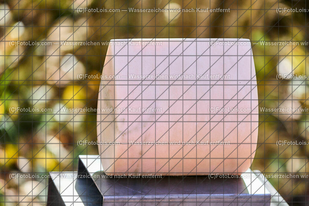 ALP1660_TdoA-NOe_SteinSkulpturen_rosa Marmor | (C)FotoLois.com, Alois Spandl, NÖ-Tage der offenen Ateliers, STEINSKULPTUREN von Maria HEINRICH, präsentiert im rothschild'schen Glassalon - am Sonntag mit musikalischer Untermalung von LIUNZE BRASS - sozusagen 'Das klingende offene Atelier der Steinskulpturen' in Langau/Maierhöfen, So 16. Oktober 2022.