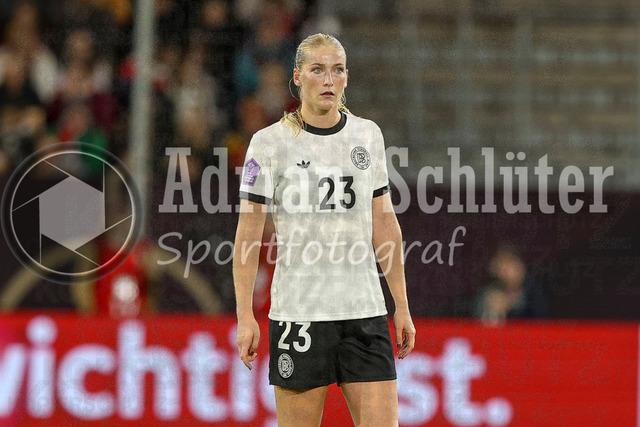 Deutschland vs Frankreich - Halbfinale - UEFA Women's Nations League | Düsseldorf, Deutschland, 24.10.25:   Camilla Küver ( Deutschland ) schaut waehrend des Halbfinals der UEFA Women's Nations League zwischen Deutschland vs Frankreich in der Merkur-Spiel-Arena(Foto von Brauer-Fotoagentur / Adrian Schlueter)