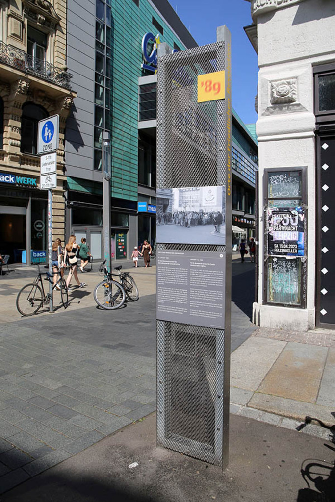 Foto: Leipzig - Orte der Friedlichen Revolution - Stelenprojekt - Stele Nr. 1 | Das Team hinter BILDLEXIKON LEIPZIG bündelt historische wie aktuelle Informationen über die Stadt Leipzig in Text und Bild auf einer Plattform und stellt diese der interessierten Öffentlichkeit zur Verfügung.