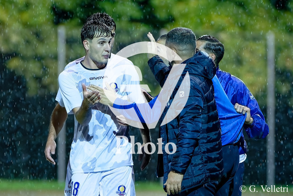 2eme ligue - CS Italien - USI Azzurri | Fitim Salihu (18 USI Azzurri) parle avec Choukri Hedhiri (Coach USI Azzurri )durant le match de 2eme ligue entre CS Italien et USI Azzurri au Stade du Bois-de-la-Bâtie à Petit-Lancy, Suisse