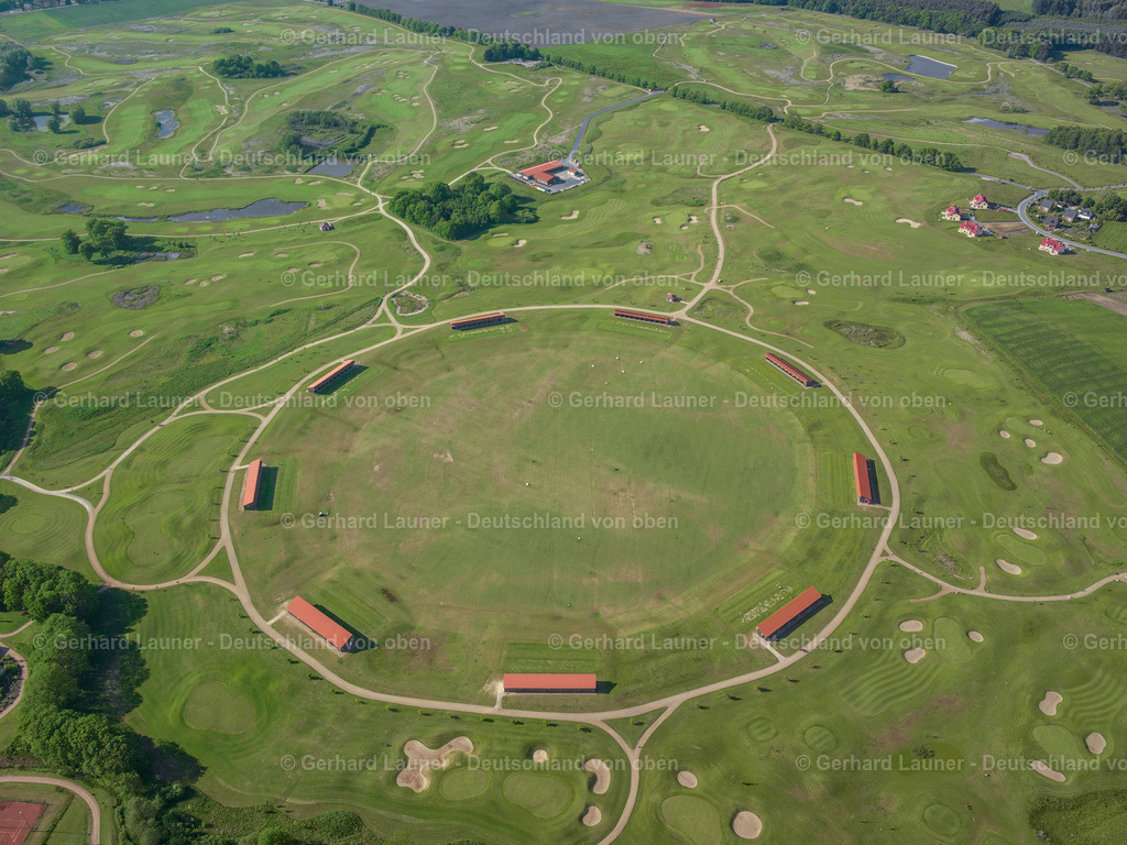 2415233 | GöHREN-LEBBIN 25.08.2016 Gelände des Golfplatz - Kreis der Golfschule Fleesensee am Tannenweg in Göhren-Lebbin im Bundesland Mecklenburg-Vorpommern, Deutschland. Weiterführende Informationen bei: Golfschule. // Grounds of the golf course - district of the Fleesensee golf school on Tannenweg in Goehren-Lebbin in the state Mecklenburg - Western Pomerania, Germany. Further information at: Golfschule. Foto: Gerhard Launer