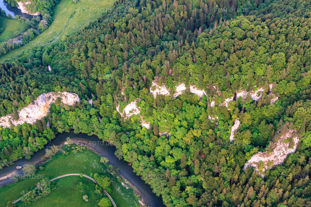 Luftbild: Schänzle-Felsen über dem Donautal in Fridingen an der Donau im Bundesland Baden-Württemberg in Deutschland. Foto: IMG_57672.jpg vom 08.06.2013 durch Werner Riehm/FLY-FOTO.de