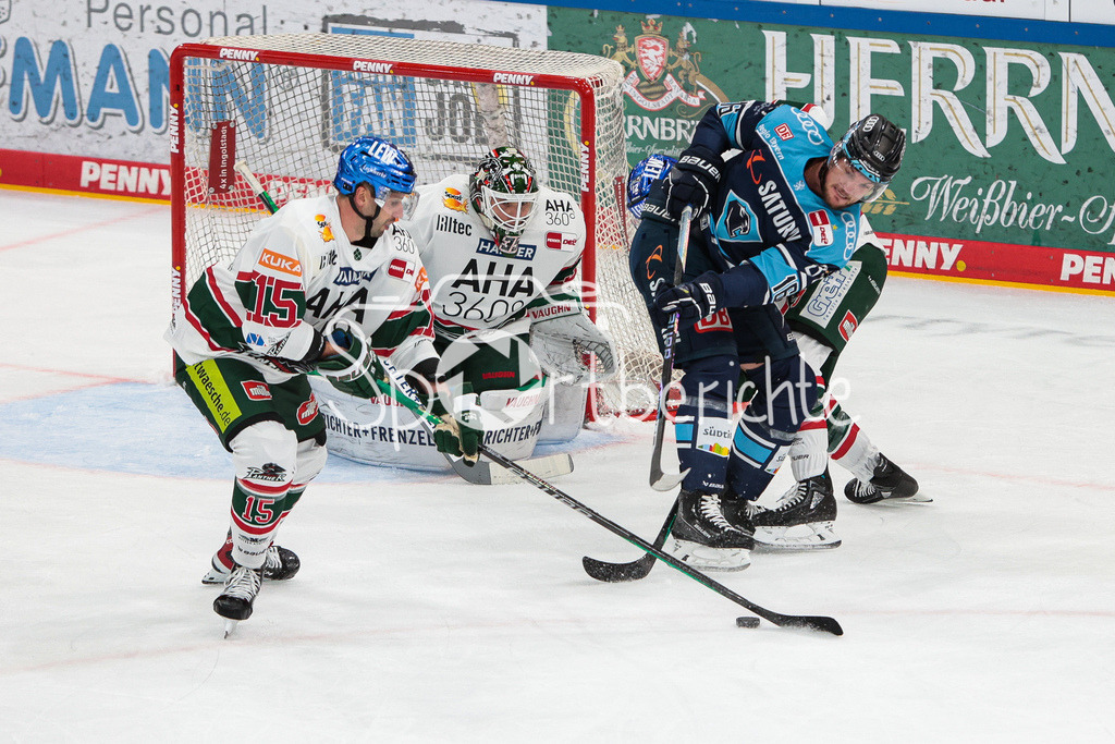 ERC Ingolstadt - Augsburger Panther  | Blaz GREGORC (AEV #15) im Duell mit Tye McGINN (ERC #16)
