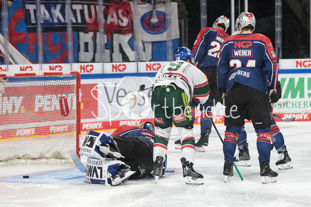 Nuernberg ICE Tigers - Augsburger Panther | Justin VOLEK (AEV #9) erzielt den Treffer zum 2-4 fuer den AEV
