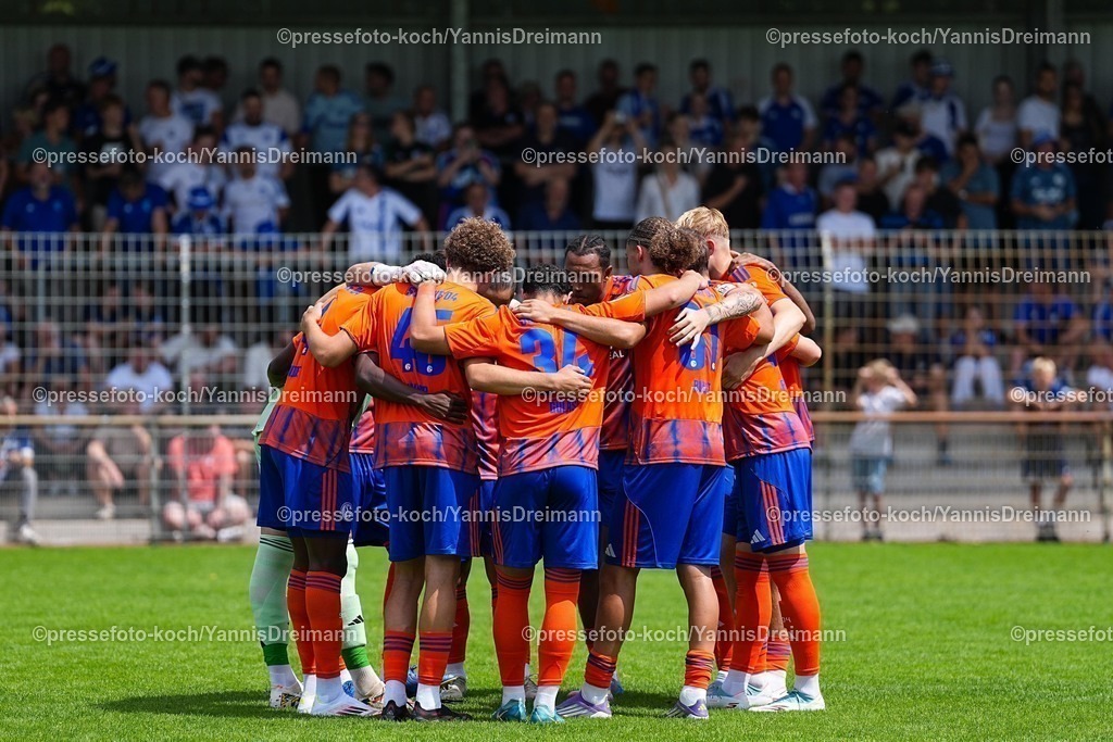 xYDR20072501059 | 20.07.2025, xydrx, Fußball, Rot Weiss Ahlen - FC Schalke 04, Testspiel, Wersestadion: Schalke Spieler Bilden einen Kreis vor dem Spiel