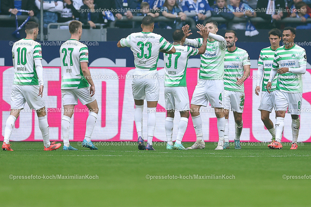 Schalke26102401025 | 26.10.2024, Fußball, FC Schalke 04 - SpVgg Greuther Fürth, 2. Fußball Bundesliga, Veltins-Arena Gelsenkirchen, Saison 2024 2025: Torjubel nach dem 1:0 durch Roberto Massimo (Greuther Fürth #11)DFB regulations prohibit any use of photographs as image sequences and or quasi-video.