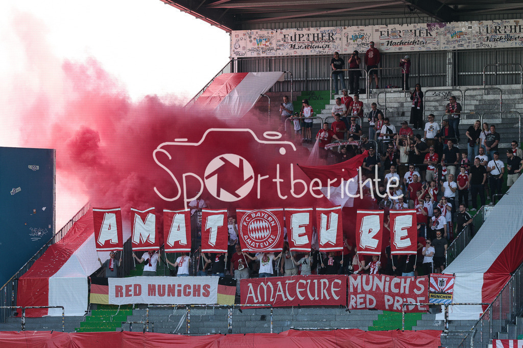SpVgg Greuther Fürth II - FC Bayern Amateure | Die Fans der Bayern Amateure unterstuetzen ihr Team in Fuerth / Zuschauer / Ultras / Choreo / Choreographie/ Pyrotechnik / Pyro