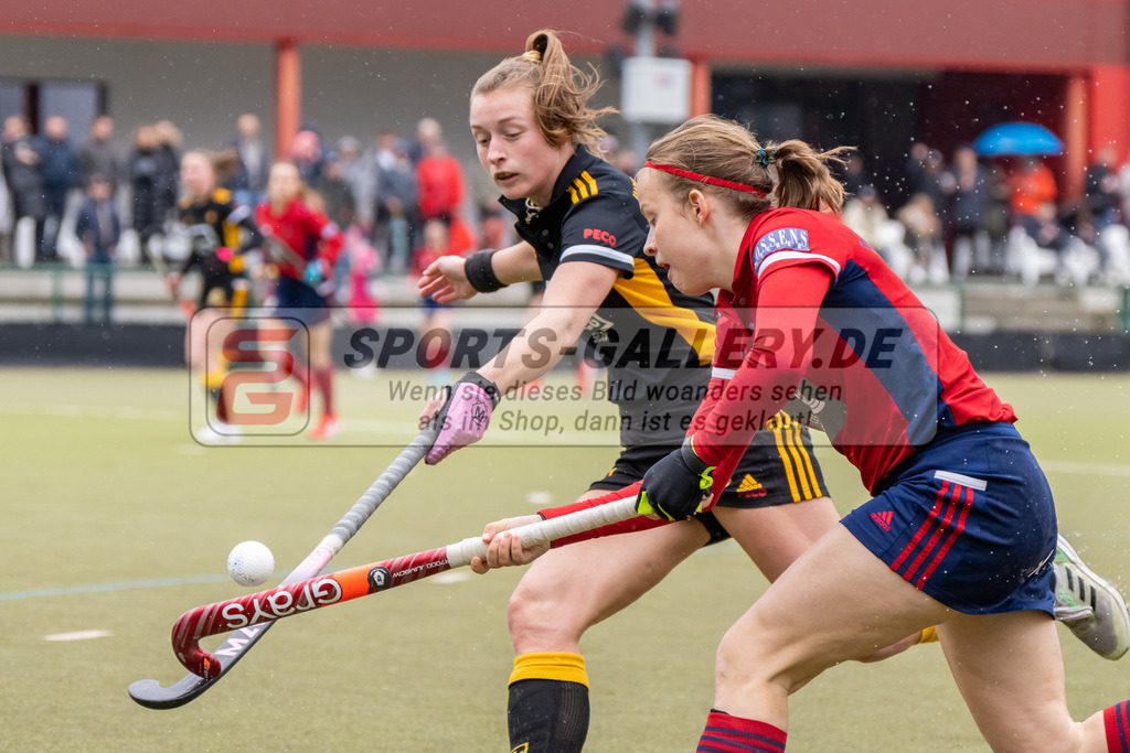 HK_20230401_106613-2 | 1. Bundesliga Damen Düsseldorfer HC - Harvestehuder THC  am 1.4.2023 DHC Düsseldorf, Düsseldorf , Friederike Heusgen ( Düsseldorfer HC #8 ) , Martin Pelegrina Teresa ( Harvestehuder THC #13 )