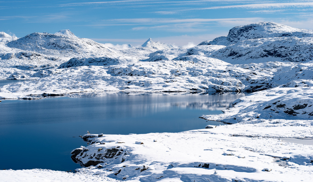 Norwegische Winterlandschaft | Nur an dem nicht gefrorenen Wasser des Sees kann man erkennen, dass es nicht so kalt ist, wie sich die restliche Winterlandschaft darstellt. Ende September liegt hier der erste Schnee des Jahres. - Realisiert mit Pictrs.com