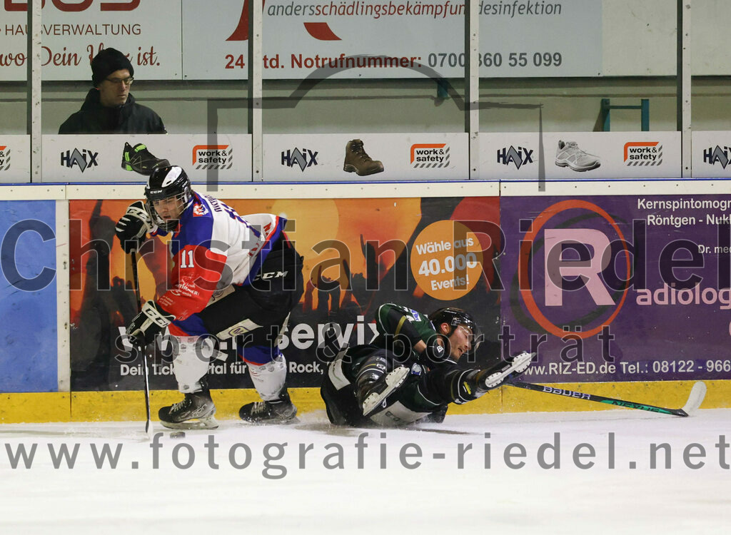 2023-01-22_069_Eishockey_TSV_Erding_gegen_ESC_Dorfen | Erding, Deutschland, 22.01.2023:
Eishockey, Bayernliga 2022 / 2023, 29. Spieltag, TSV Erding gegen ESC Dorfen, Endergebnis: 6:2

Benedikt Dietrich (ESC Dorfen, #11), Bastian Cramer (Erding Gladiators, #34)

Foto: Christian Riedel / fotografie-riedel.net